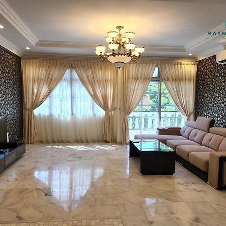 99 Kelawei Apartment George Town Bagian luar foto