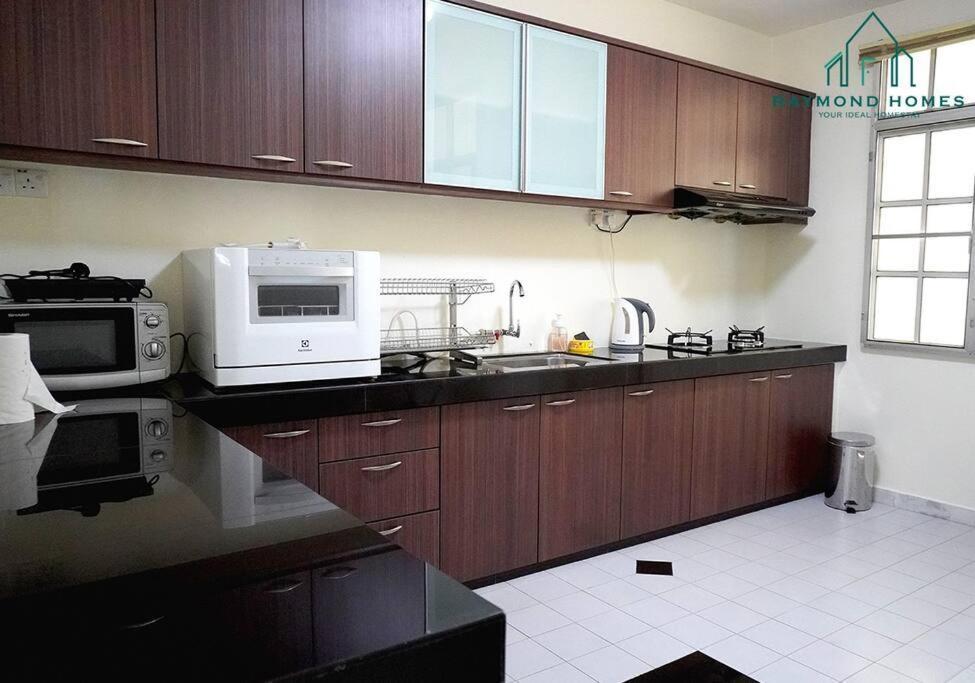 99 Kelawei Apartment George Town Bagian luar foto