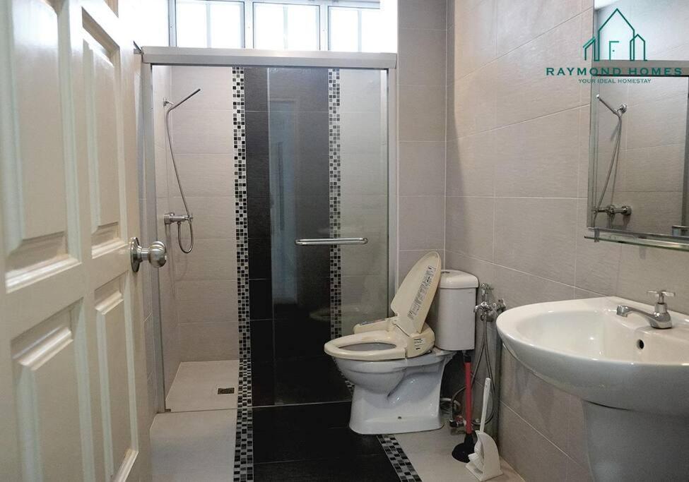 99 Kelawei Apartment George Town Bagian luar foto