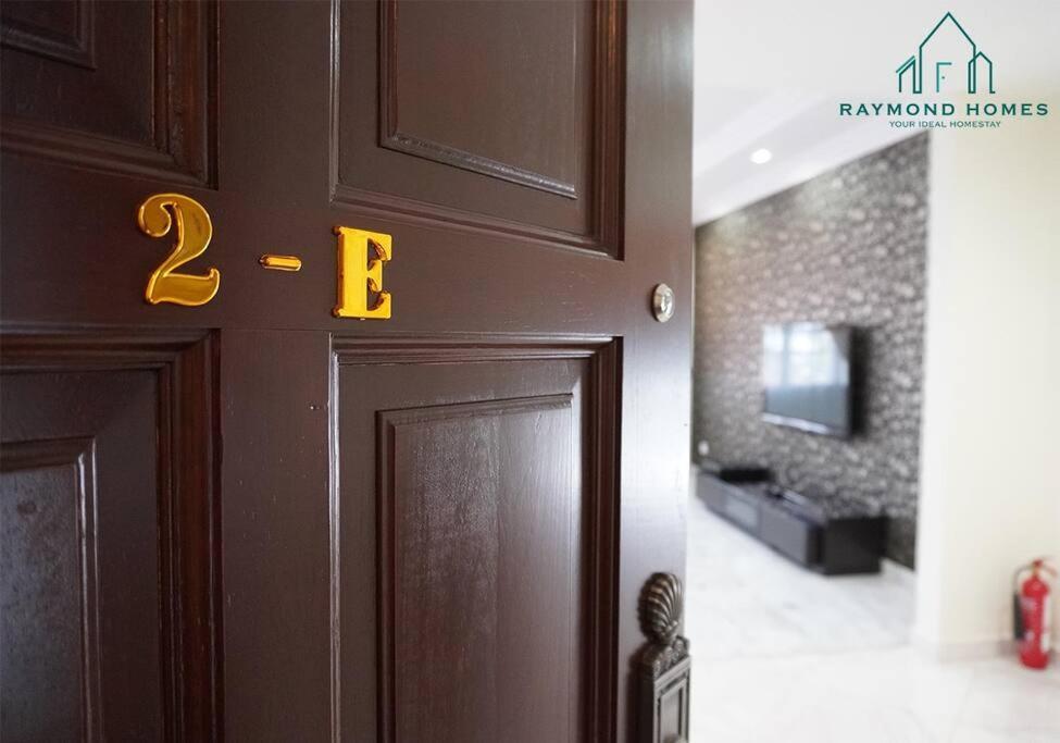 99 Kelawei Apartment George Town Bagian luar foto