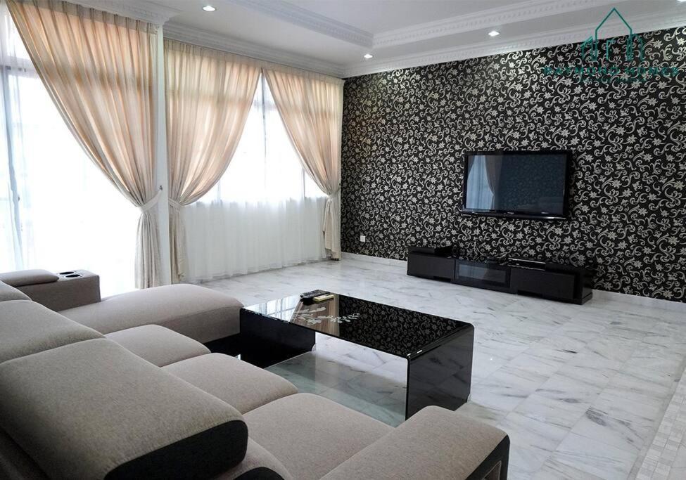 99 Kelawei Apartment George Town Bagian luar foto