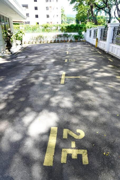99 Kelawei Apartment George Town Bagian luar foto